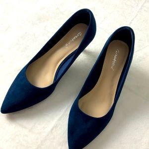 Beautiful blue velvet dress heel, size 10 with 1 1/2 inch heels